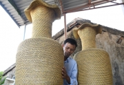 Kinh ngạc với cặp độc bình "khủng" làm từ hàng triệu khoen lon bia