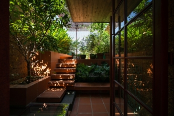 Ngôi nhà đang "thở" với hệ thống cửa xoay và vườn cây xanh mát