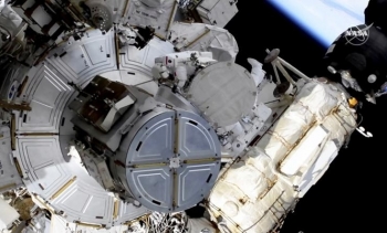 Hai phi hành gia đi bộ ngoài không gian để thay thế pin mặt trời cho trạm ISS