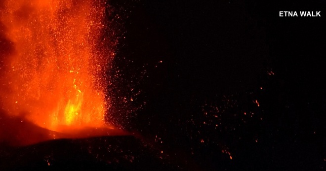 Núi lửa cao nhất châu Âu phun trào dung nham dữ dội - 1