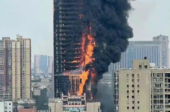 Tòa nhà chọc trời ở Trung Quốc bốc cháy dữ dội