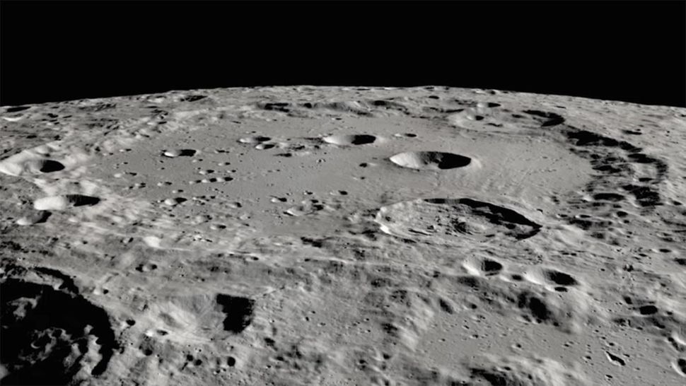 Lần đầu tiên tìm thấy nước trên bề mặt Mặt trăng