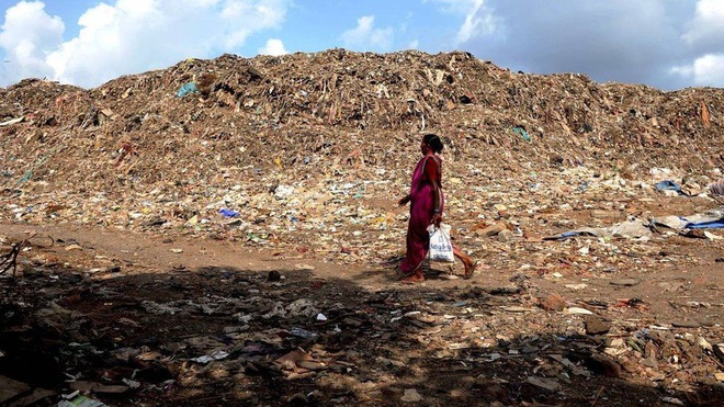 Núi rác ở Ấn Độ_AFP