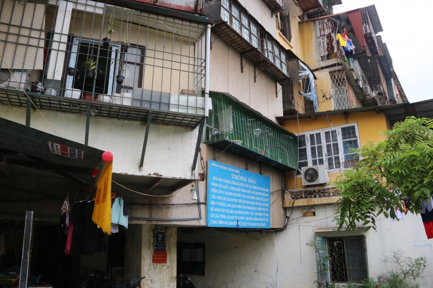 Tòa G6A Thành Công được xác định là nhà nguy hiểm cấp độ D, có nguy cơ sụp đổ cần phải di dời khẩn trương Tòa G6A Thành Công được xác định là nhà nguy hiểm cấp độ D, có nguy cơ sụp đổ cần phải di dời khẩn trương