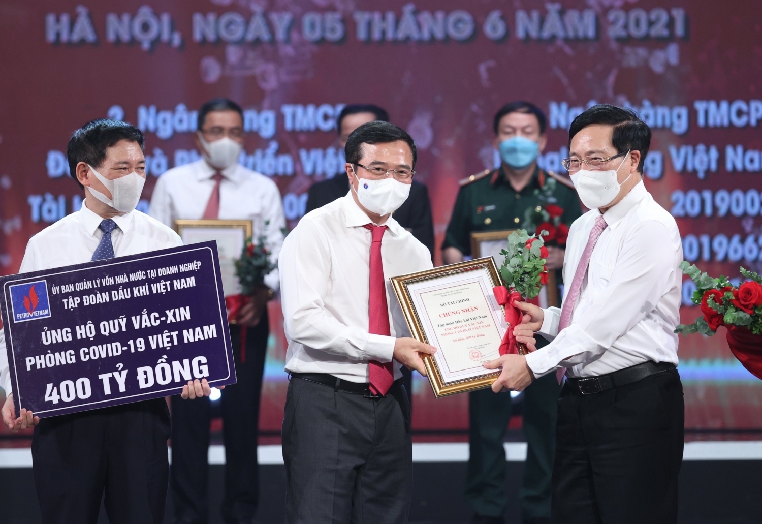 Chủ tịch HĐTV Petrovietnam Hoàng Quốc Vượng trao ủng hộ 400 tỷ cho Quỹ vắc xin phòng chống Covid-19 Chủ tịch HĐTV Petrovietnam Hoàng Quốc Vượng trao ủng hộ 400 tỷ cho Quỹ vắc xin phòng chống Covid-19
