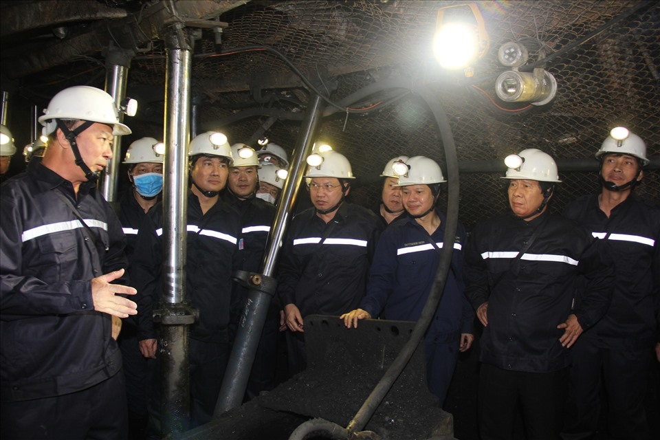 Phó Thủ tướng Lê Văn Thành (thứ hai từ phải sang) tìm hiểu quy trình sản xuất hầm lò ở Công ty than Núi Béo (Quảng Ninh) Ảnh: Trần Ngọc Duy