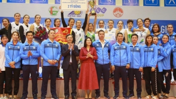 Đăng quang vô địch, Bóng chuyền nữ Bamboo Airways Vĩnh Phúc nhận ngay giải thưởng 2 tỷ đồng từ ông Trịnh Văn Quyết