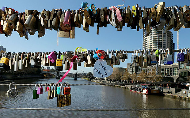 Cắt bỏ hơn 20.000 khóa tình yêu trên cầu tình yêu ở Melbourne
