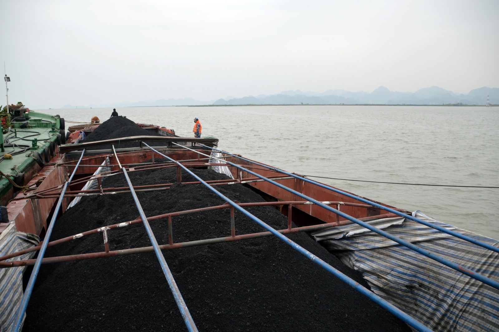 Thu giữ 500 tấn than trên biển không rõ nguồn gốc Thu giữ 500 tấn than trên biển không rõ nguồn gốc