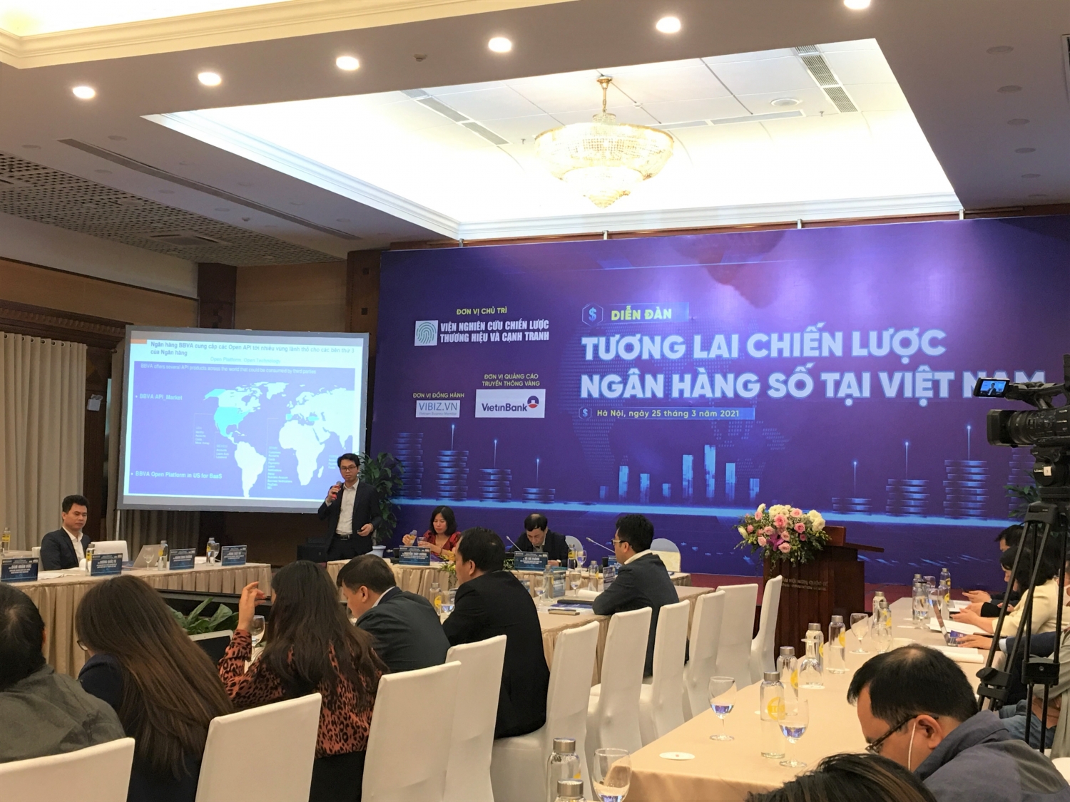 Các ngân hàng tại Việt Nam đẩy mạnh thực hiện chuyển đổi số Các ngân hàng tại Việt Nam đẩy mạnh thực hiện chuyển đổi số