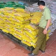 Gần 2 tấn phân bón hết hạn vẫn được bày bán tại cửa hàng vật tư nông nghiệp
