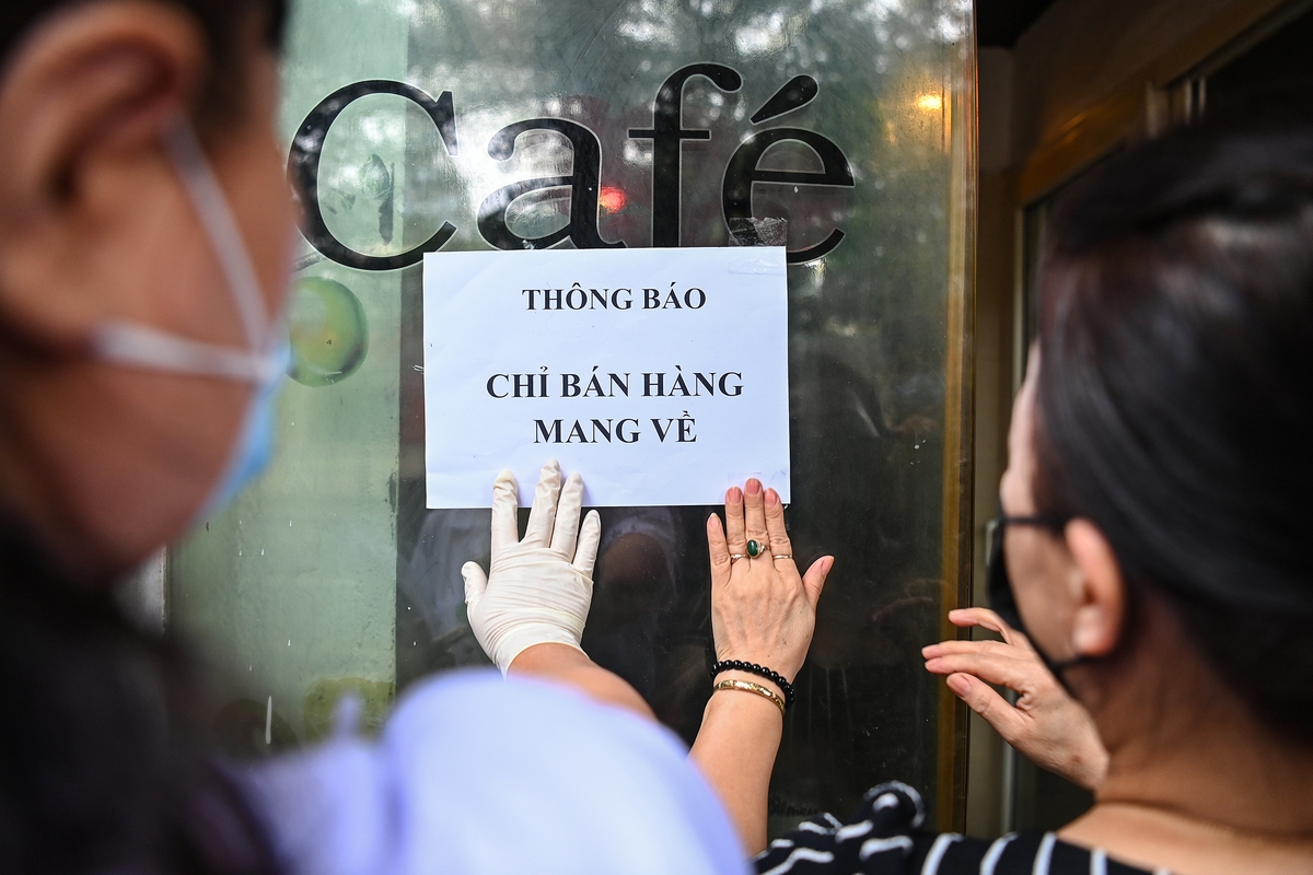 Hà Nội tiếp tục dừng các dịch vụ không thiết yếu, cho bán hàng mang về Hà Nội: Quận Cầu Giấy chuyển vùng cam, dừng bán hàng tại chỗ