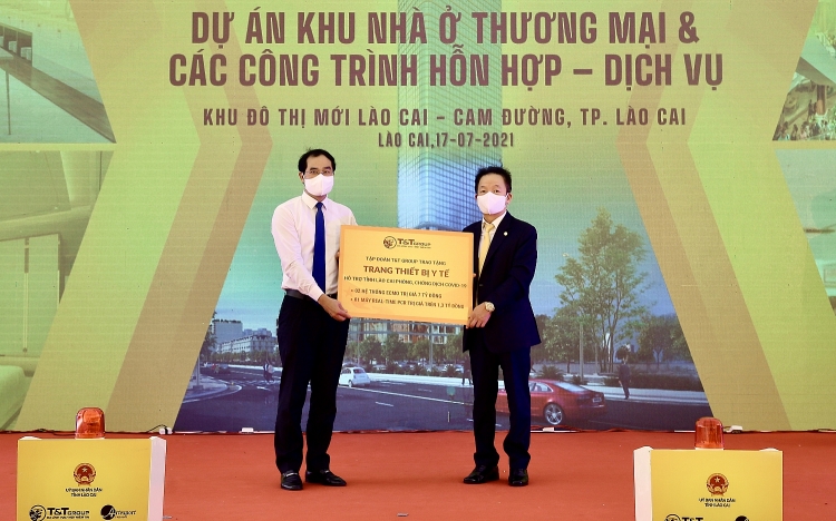 Ông Đỗ Quang Hiển, Chủ tịch HĐQT kiêm Tổng Giám đốc Tập đoàn T&T Group (bên phải) trao tặng trang thiết bị y tế hỗ trợ công tác phòng, chống dịch Covid-19 cho ông Trịnh Xuân Trường, Chủ tịch UBND tỉnh Lào Cai (bên trái).