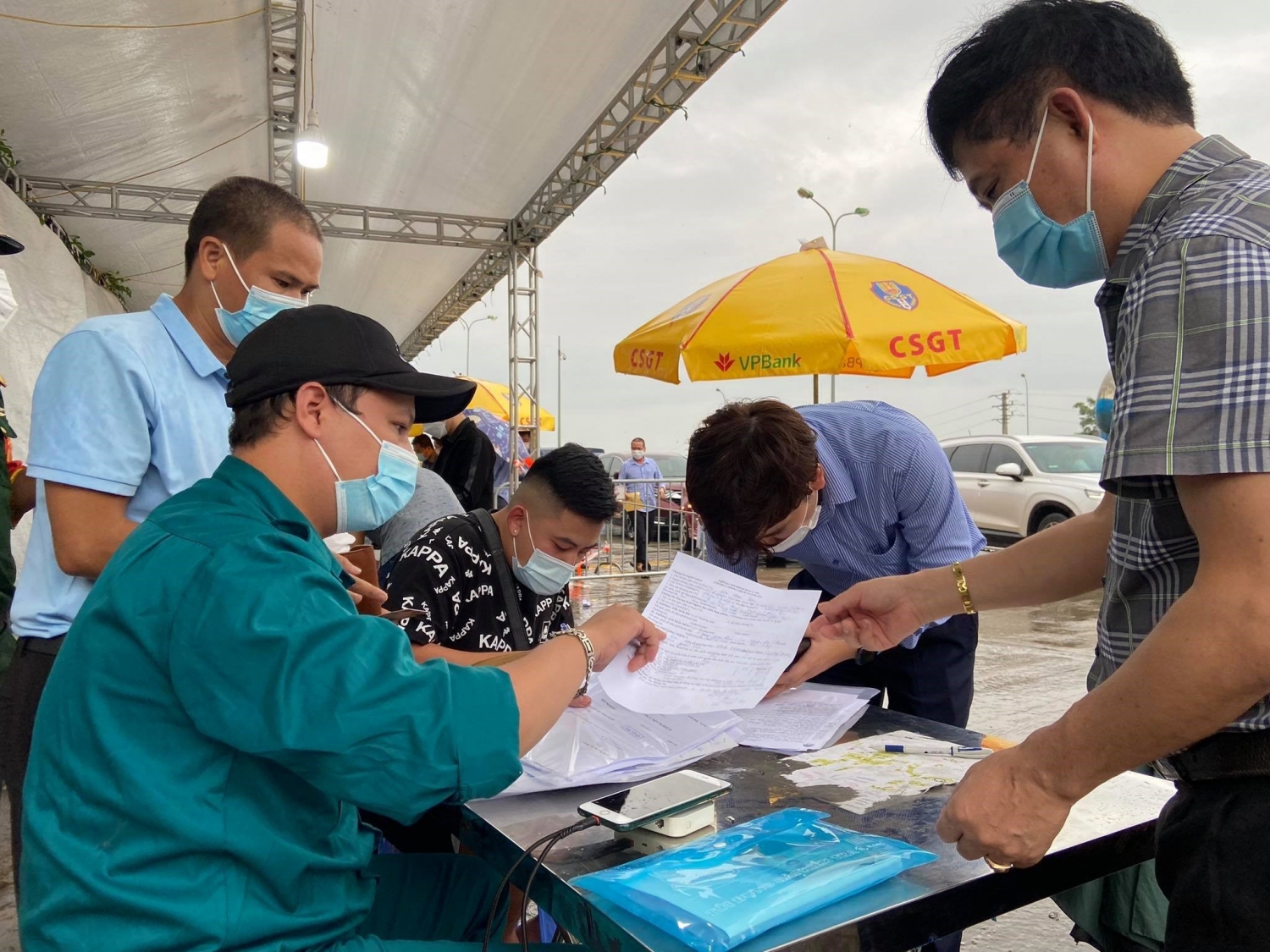 Nhiều tỉnh, thành phố vẫn yêu cầu giấy xét nghiệm Covid-19 với người dân Nhiều tỉnh, thành phố vẫn yêu cầu giấy xét nghiệm Covid-19 với người dân