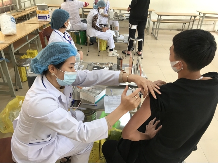 Nhiều quận, huyện ở Hà Nội tiến hành tiêm vắc xin phòng Covid-19 cho trẻ