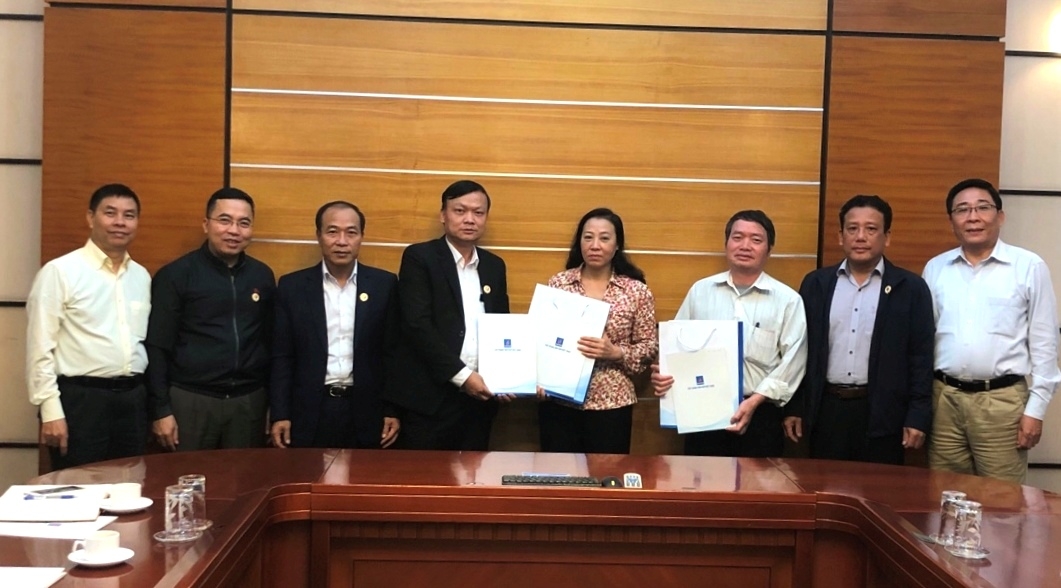 hoi ccb tap doan tang qua tet cho hoi vien co hoan canh kho khan bi benh hiem ngheo