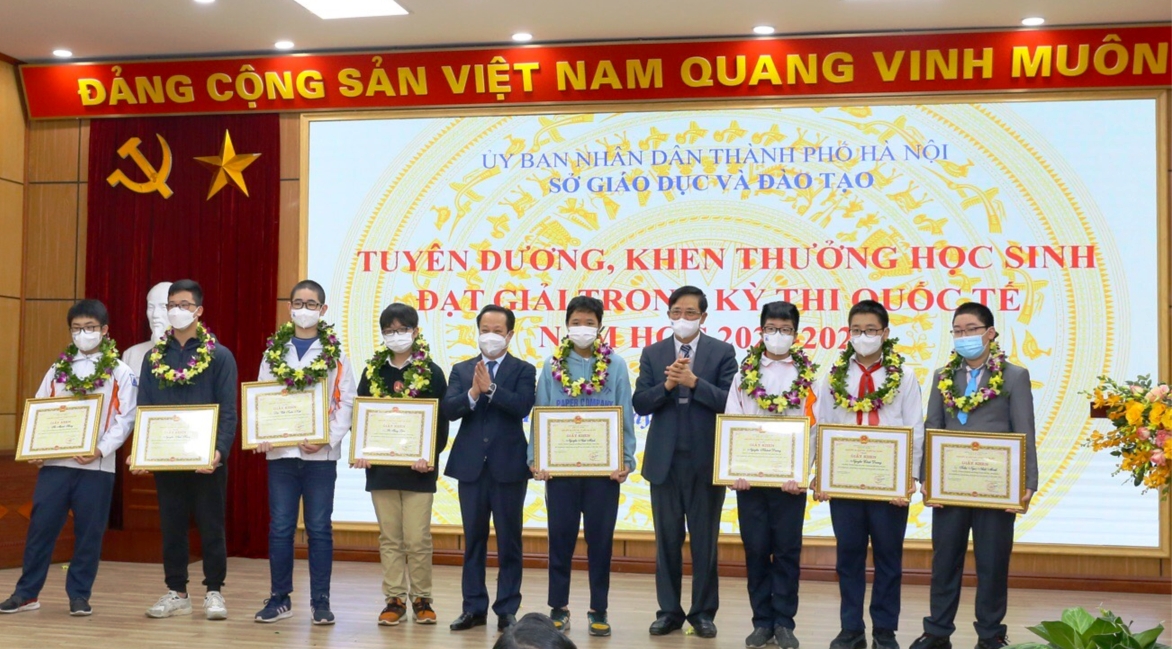 Hà Nội tuyên dương học sinh đoạt giải quốc tế năm học 2021-2022
