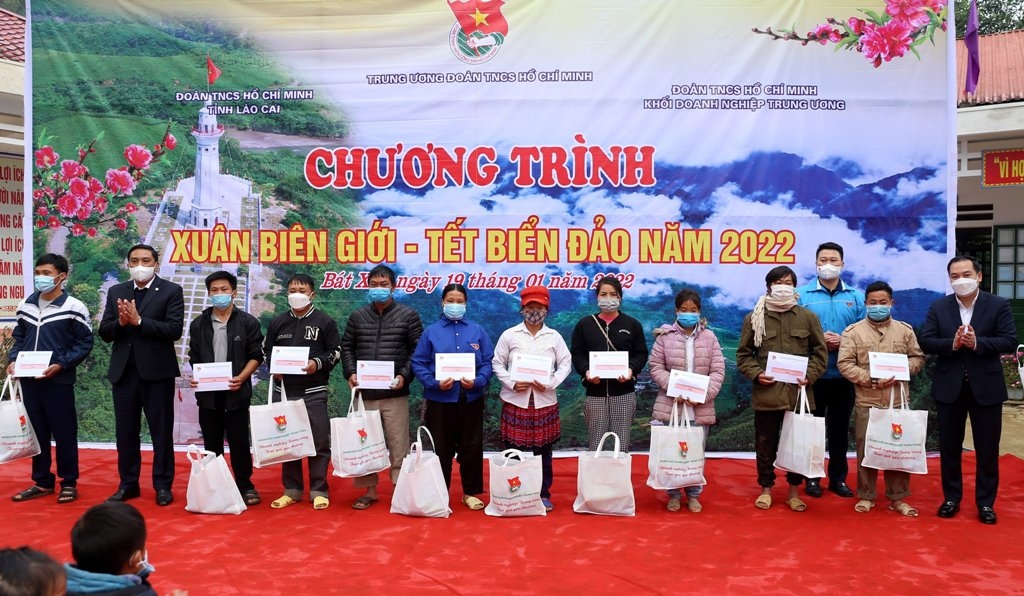 Tuổi trẻ Khối Doanh nghiệp Trung ương mang Tết ấm áp đến với bà con vùng cao Lào Cai Tuổi trẻ Khối Doanh nghiệp Trung ương mang Tết ấm áp đến với bà con vùng cao Lào Cai