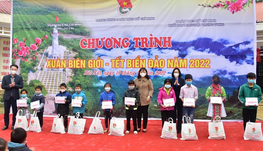 Tuổi trẻ Khối Doanh nghiệp Trung ương mang Tết ấm áp đến với bà con vùng cao Lào Cai Tuổi trẻ Khối Doanh nghiệp Trung ương mang Tết ấm áp đến với bà con vùng cao Lào Cai