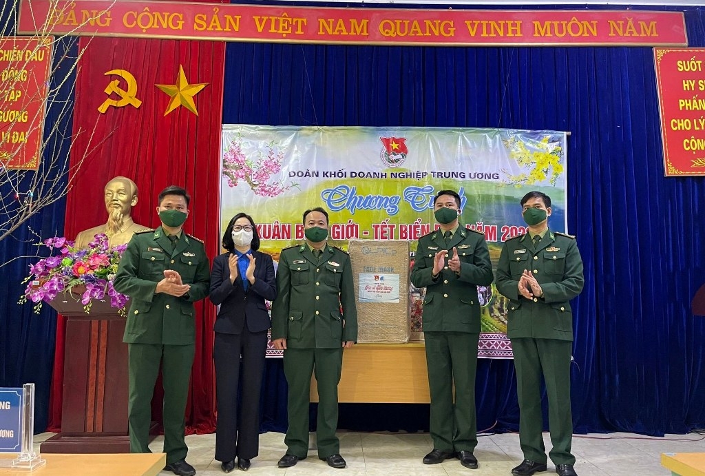 Tuổi trẻ Khối Doanh nghiệp Trung ương mang Tết ấm áp đến với bà con vùng cao Lào Cai Tuổi trẻ Khối Doanh nghiệp Trung ương mang Tết ấm áp đến với bà con vùng cao Lào Cai