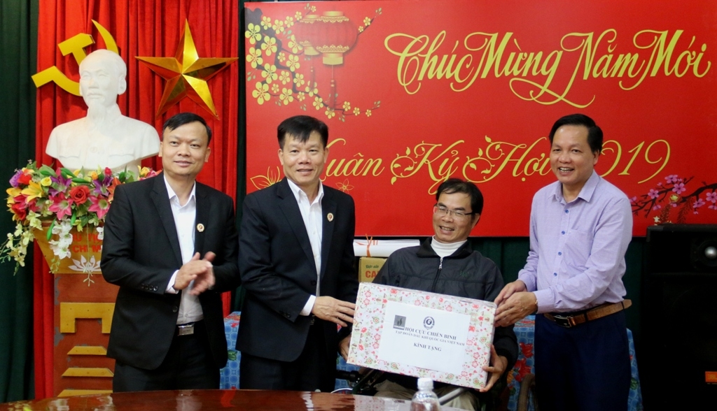 Hội CCB Tập đoàn tặng quà Tết Trung tâm Điều dưỡng người có công tỉnh Phú Thọ