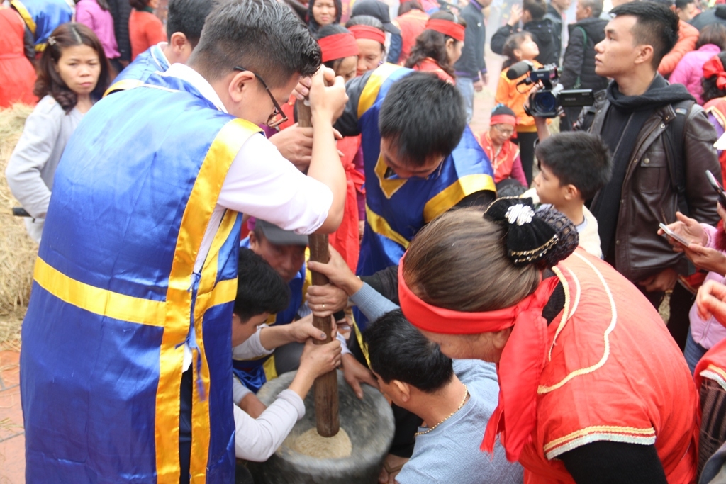 Ngày hội kéo lửa thổi cơm thi làng Thị Cấm ngay hoi keo lua thoi com thi lang thi cam