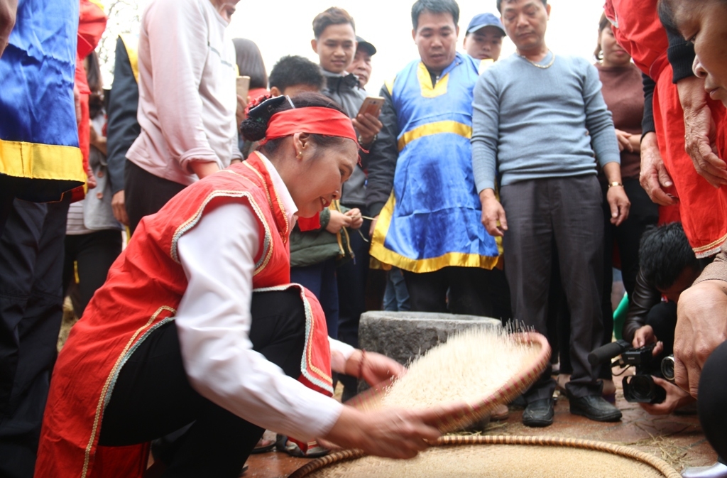 Ngày hội kéo lửa thổi cơm thi làng Thị Cấm ngay hoi keo lua thoi com thi lang thi cam