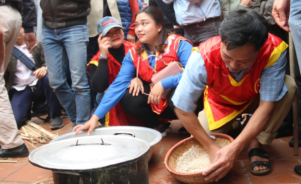 Ngày hội kéo lửa thổi cơm thi làng Thị Cấm ngay hoi keo lua thoi com thi lang thi cam