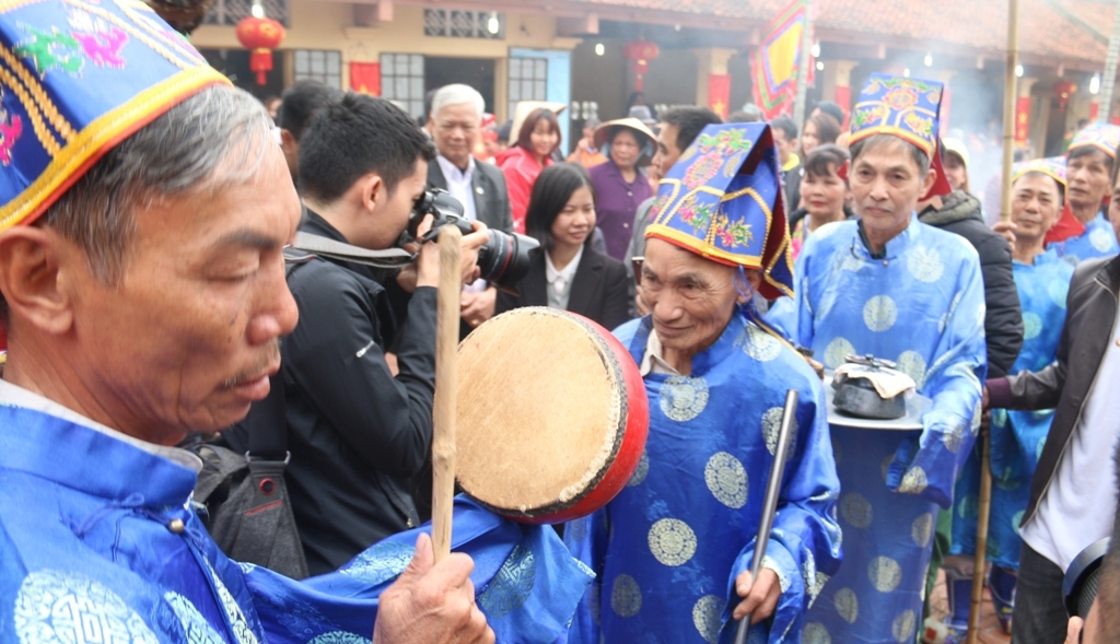 Ngày hội kéo lửa thổi cơm thi làng Thị Cấm ngay hoi keo lua thoi com thi lang thi cam