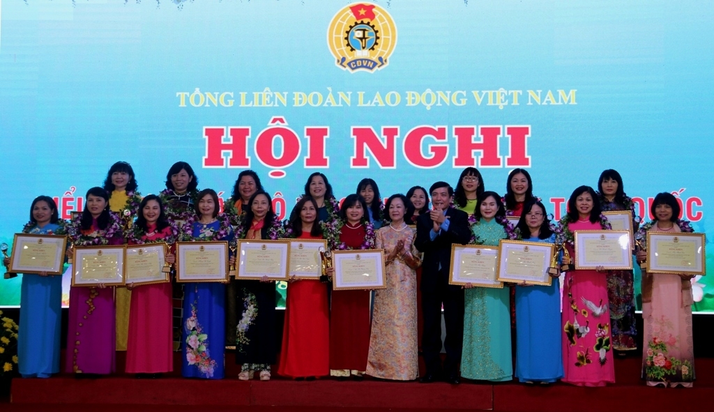 bieu duong 90 can bo nu cong cong doan tieu bieu toan quoc nam 2019
