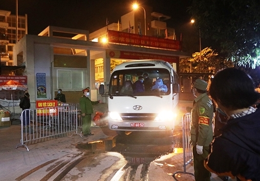 28 học sinh và phụ huynh Tiểu học Xuân Phương được về nhà đón Tết 28 học sinh và phụ huynh Tiểu học Xuân Phương được về nhà đón Tết