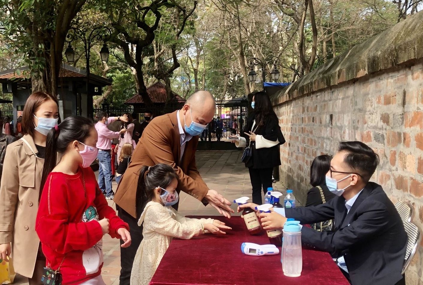 Mùng 2 Tết, Văn Miếu - Quốc Tử Giám nhộn nhịp người xin chữ Mùng 2 Tết, Văn Miếu - Quốc Tử Giám nhộn nhịp người xin chữ