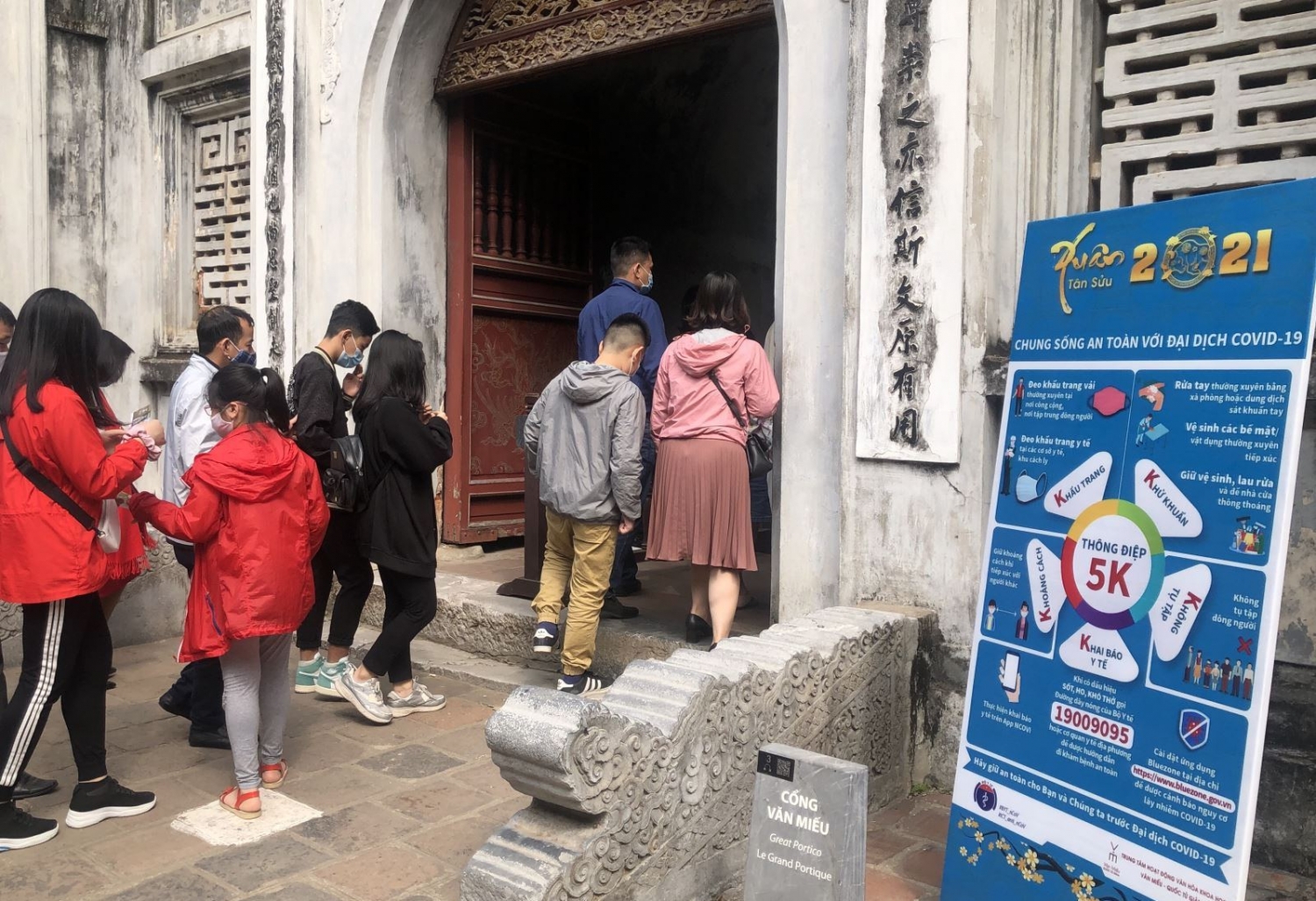Mùng 2 Tết, Văn Miếu - Quốc Tử Giám nhộn nhịp người xin chữ Mùng 2 Tết, Văn Miếu - Quốc Tử Giám nhộn nhịp người xin chữ