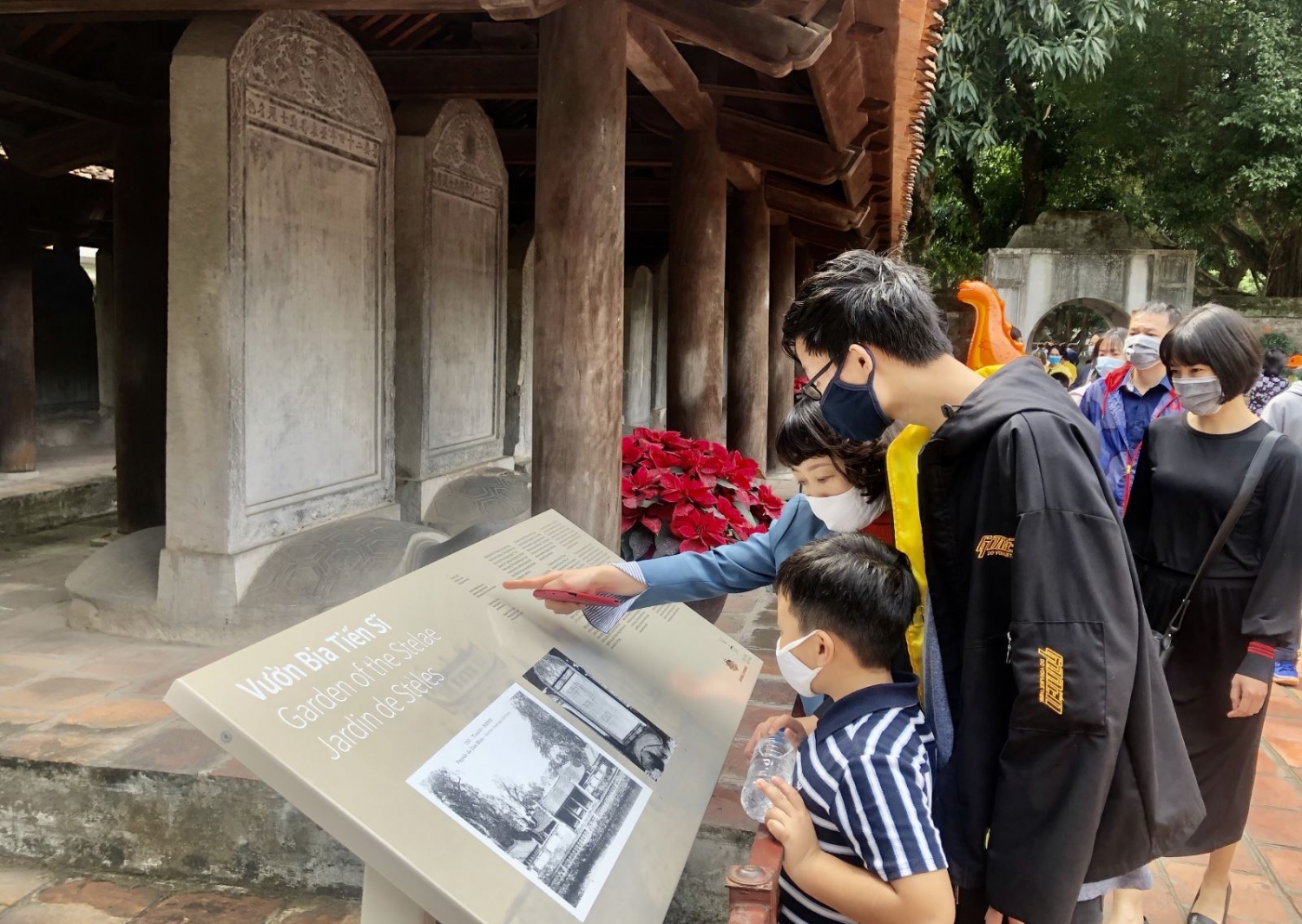 Mùng 2 Tết, Văn Miếu - Quốc Tử Giám nhộn nhịp người xin chữ Mùng 2 Tết, Văn Miếu - Quốc Tử Giám nhộn nhịp người xin chữ