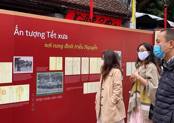 Mùng 2 Tết, Văn Miếu - Quốc Tử Giám nhộn nhịp người xin chữ Mùng 2 Tết, Văn Miếu - Quốc Tử Giám nhộn nhịp người xin chữ