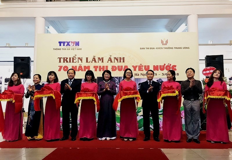 Triển lãm ảnh "70 năm thi đua yêu nước" trien lam anh 70 nam thi dua yeu nuoc