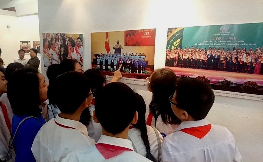 Triển lãm ảnh "70 năm thi đua yêu nước" trien lam anh 70 nam thi dua yeu nuoc