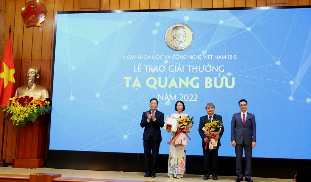 Vinh danh 2 nhà khoa học đạt Giải thưởng Tạ Quang Bửu 2022