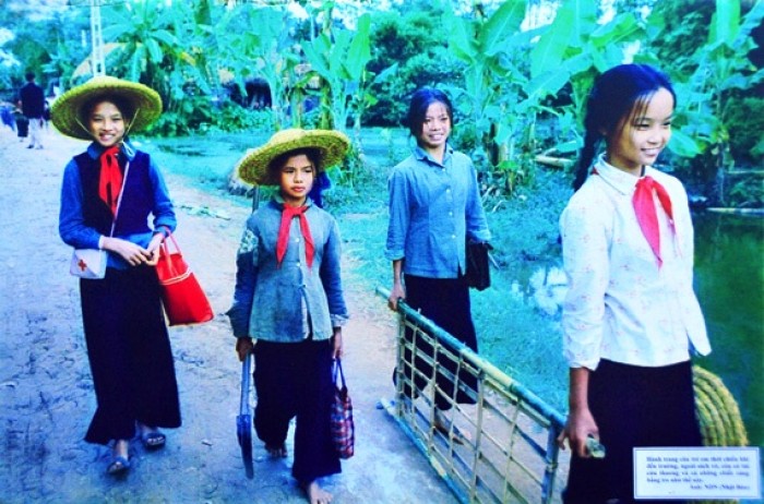 Khoảnh khắc 'Trẻ em thời chiến' tại Văn Miếu – Quốc Tử Giám khoanh khac tre em thoi chien tai van mieu quoc tu giam