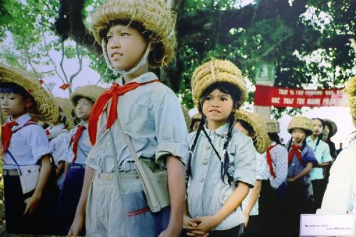 Khoảnh khắc 'Trẻ em thời chiến' tại Văn Miếu – Quốc Tử Giám khoanh khac tre em thoi chien tai van mieu quoc tu giam