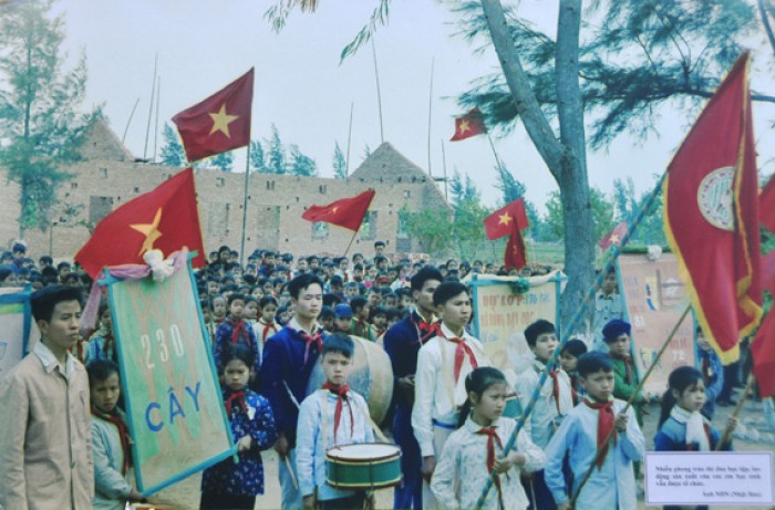 Khoảnh khắc 'Trẻ em thời chiến' tại Văn Miếu – Quốc Tử Giám khoanh khac tre em thoi chien tai van mieu quoc tu giam