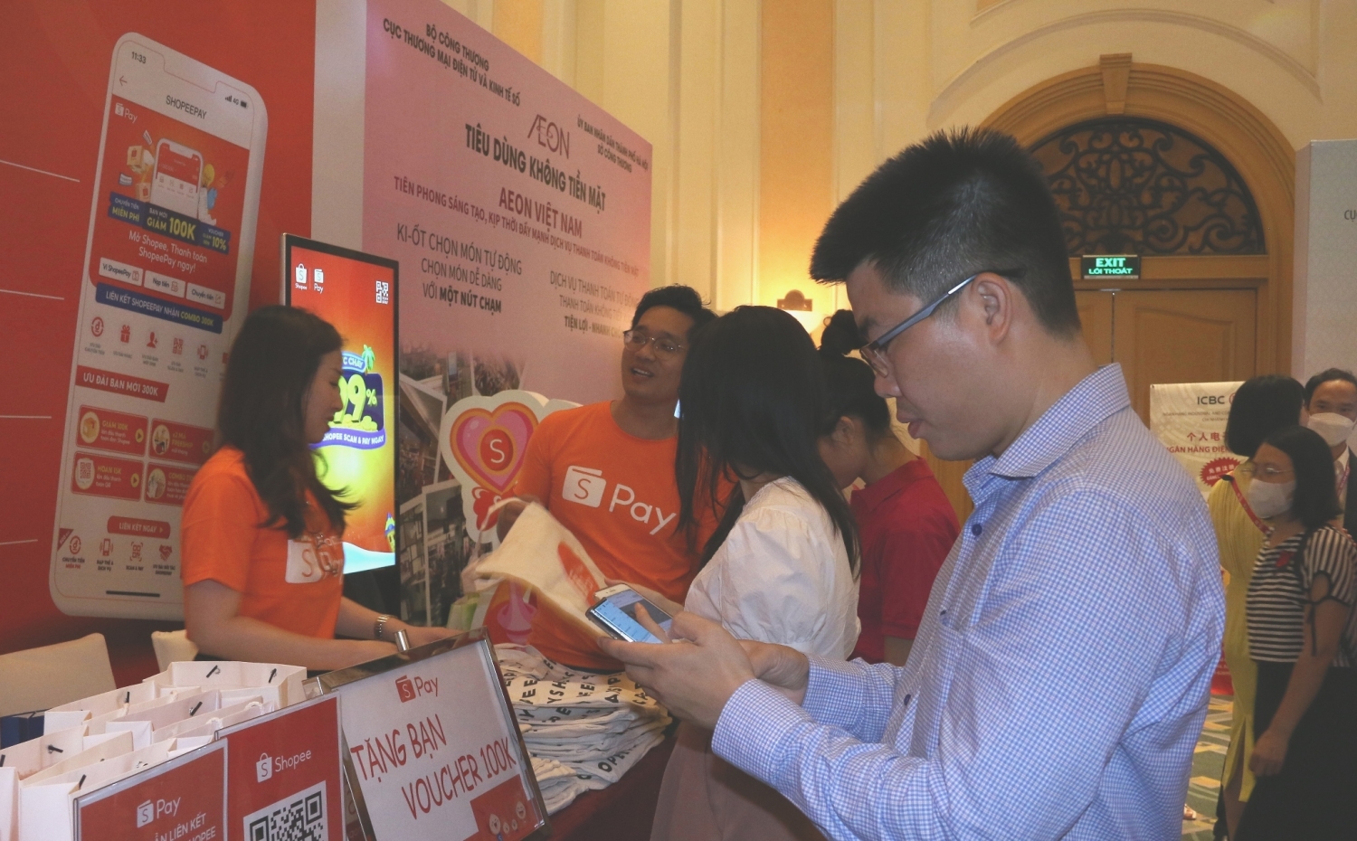 Hà Nội kích hoạt sự kiện “Tiêu dùng không tiền mặt năm 2022”