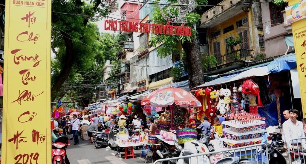 Phố Hang Ma Nhộn Nhịp Mua Tết Trung Thu