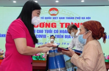 Hà Nội: Tặng 600 suất quà hỗ trợ người cao tuổi gặp khó khăn bởi dịch Covid-19