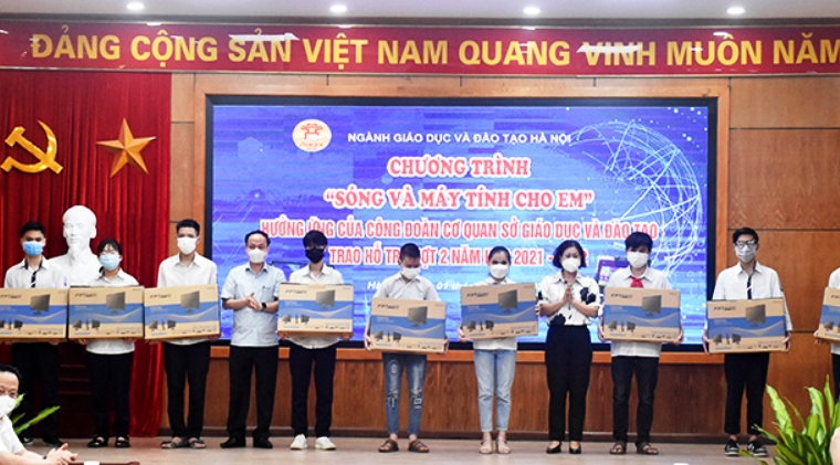 Hà Nội: Thêm 40 học sinh có hoàn cảnh khó khăn nhận thiết bị học trực tuyến