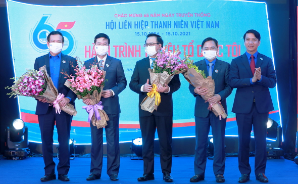 Hành trình “Tôi yêu Tổ quốc tôi” đồng hành cùng 650 trẻ em mồ côi do dịch Covid-19 Hành trình “Tôi yêu Tổ quốc tôi” đồng hành cùng 650 trẻ em mồ côi do dịch Covid-19