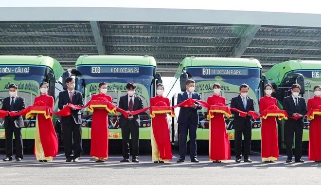 Khai trương tuyến xe buýt điện đầu tiên tại Việt Nam