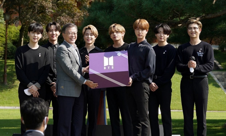 Các thành viên BTS diện kiến Tổng thống Hàn Quốc Moon Jae In tại sự kiện Ngày thanh niên diễn ra hồi tháng 9 năm ngoái Các thành viên BTS diện kiến Tổng thống Hàn Quốc Moon Jae In tại sự kiện Ngày thanh niên diễn ra hồi tháng 9 năm ngoái