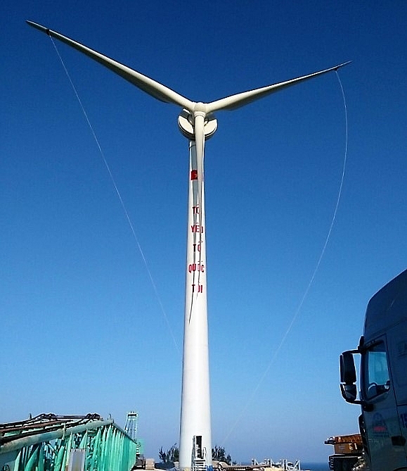 Các đơn vị thi công hoàn thành việc lắp đặt cánh quạt tuabin gió tại đảo Bạch Long Vĩ