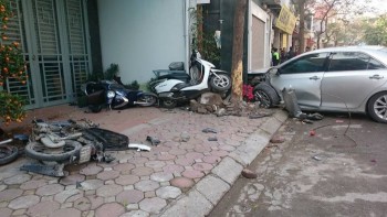 Hà Nội: "Xế hộp" mất lái tông 3 người thiệt mạng